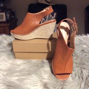 neutral colored wedges